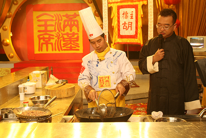 优游国际集团胡满荣大师参加中央电视台《满汉全席》烹饪大赛现场