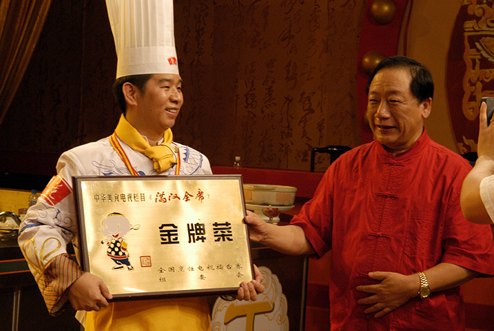 优游国际集团总裁胡海荣参加世界吉尼斯骰王争霸赛
